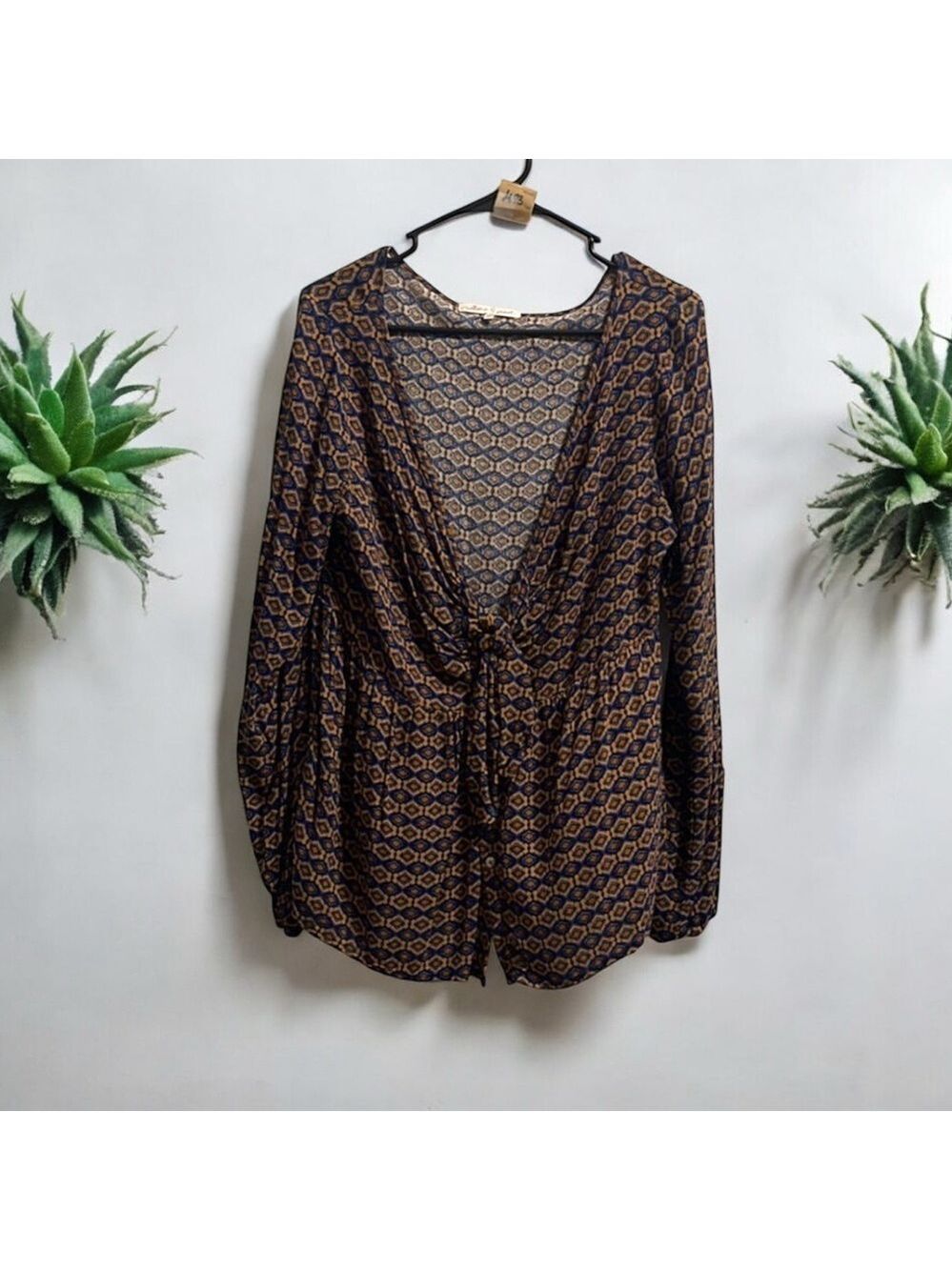 Willow & Root Women's Geometric Print V Neck Top Stylish Shirt size M